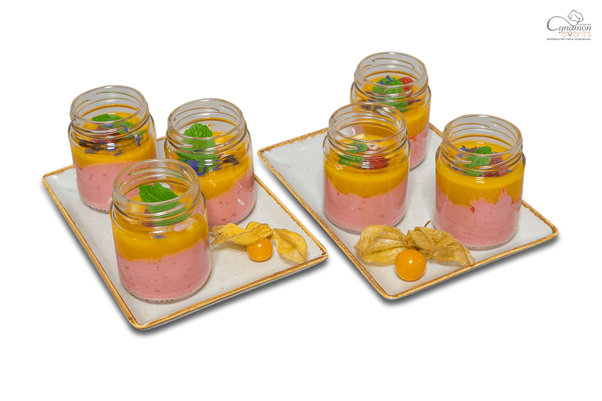 Sernik malinowy z musem mango – elegancka monoporcja bankietowa Cynamon Catering Łódź