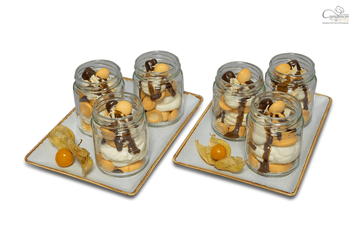 Tiramisu w słoiczku z mini biszkoptami i mascarpone – monoporcje bankietowe Cynamon Catering Łódź