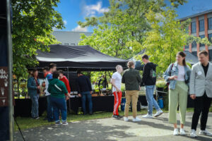Grill firmowy z obsługą podczas eventu plenerowego – catering Cynamon Events Łódź