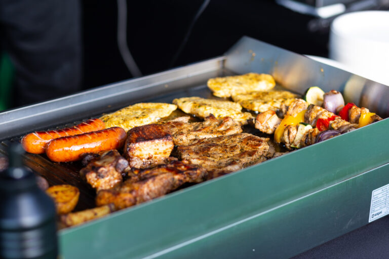 Grill firmowy z obsługą podczas eventu plenerowego – catering Cynamon Events Łódź