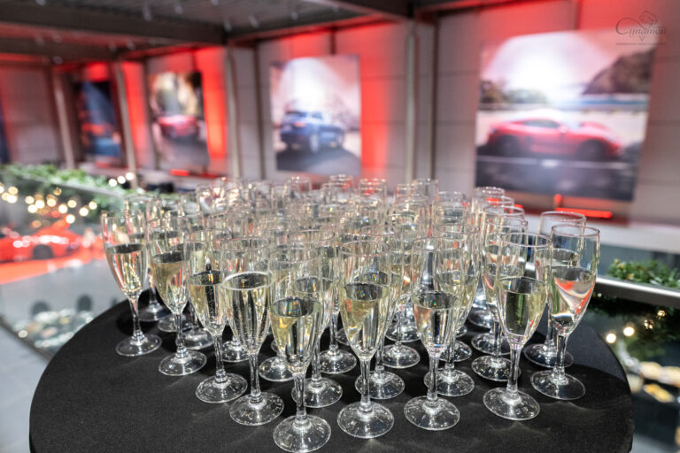 Szampan przygotowany na elegancki event w salonie Porsche – catering premium od Cynamon Events.